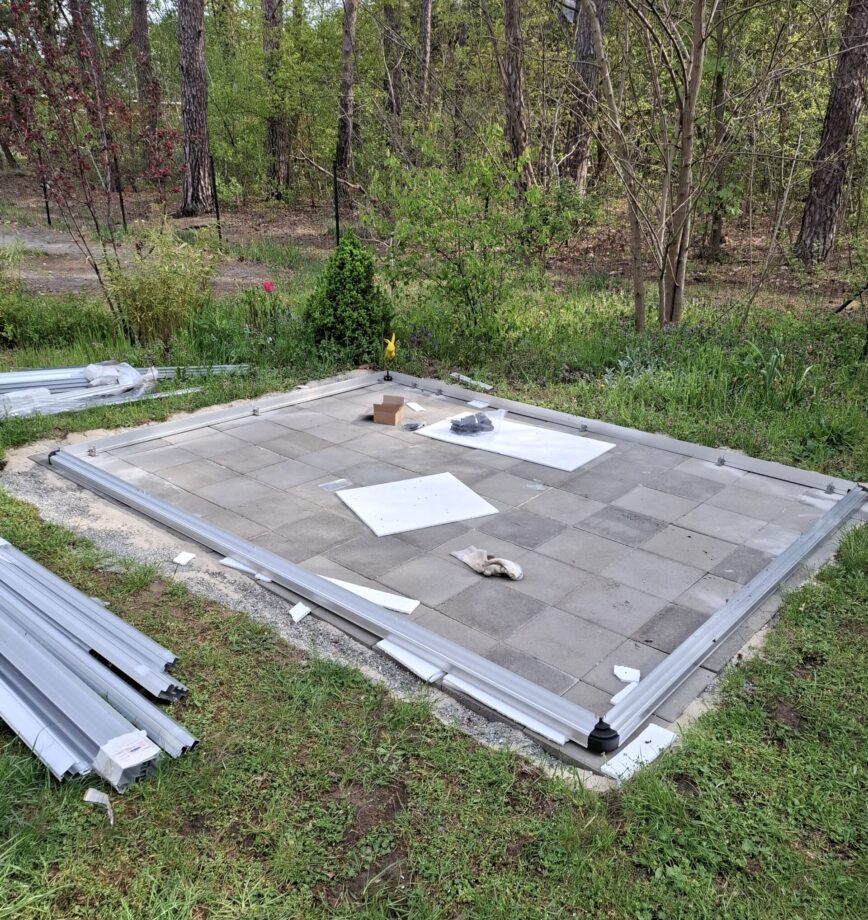 Betonplatten als Fundament fürs Gewächshaus