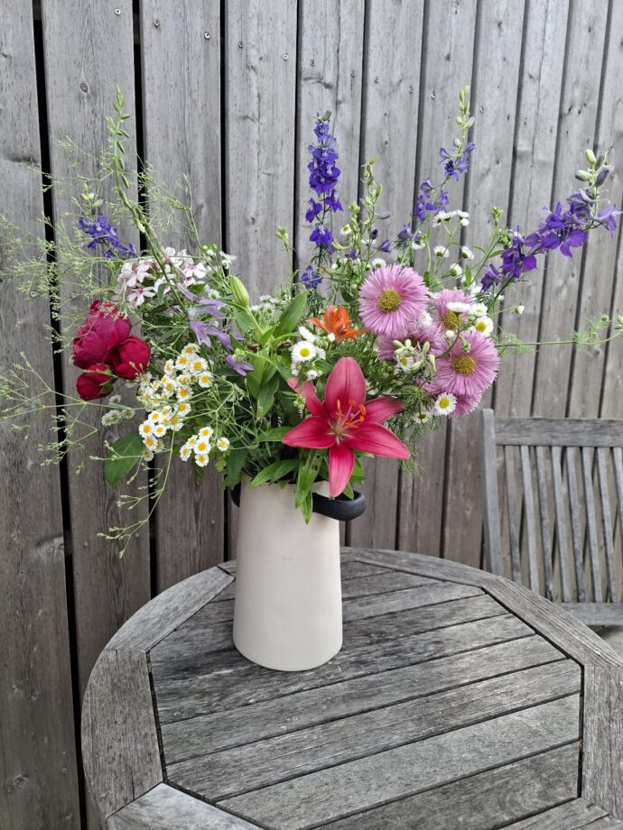 Strauß aus Wiesenblumen und Gartenstauden